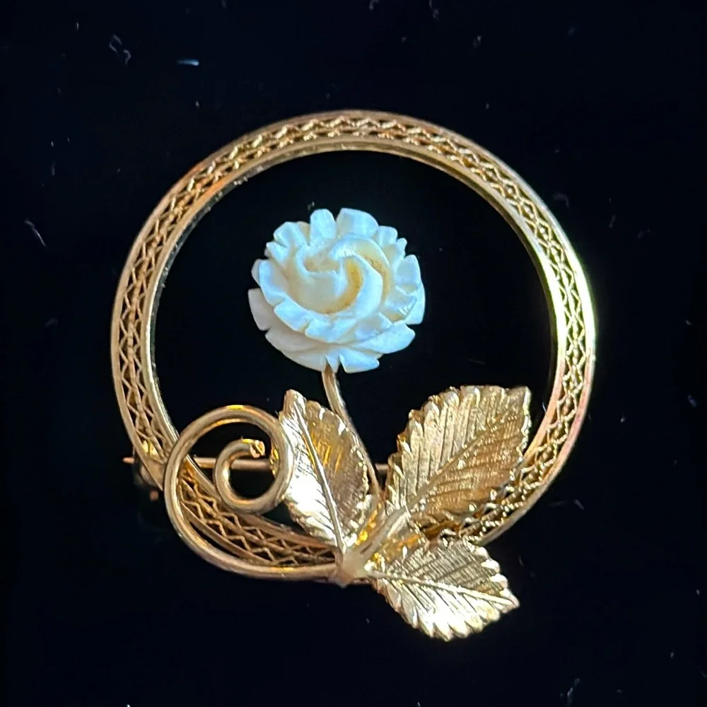 Vintage EUC 12K gold filled brooch with carved cream resin rose in original box - Picture 3 of 7